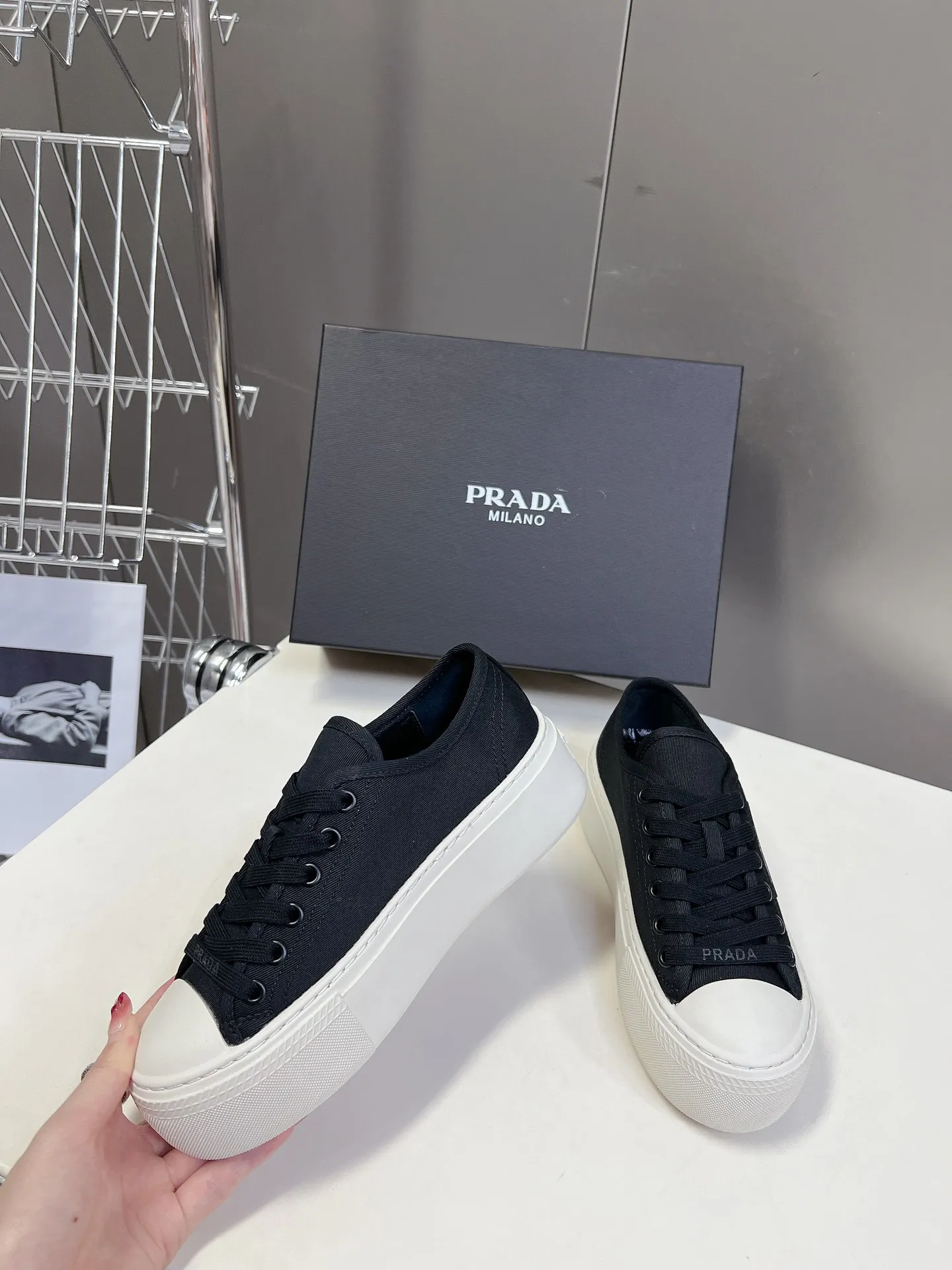 👟👟Ex-factory price 480👟👟 Prada canvas shoes, the latest black technology in technical canvas. After a few years, Prada has brought us beautiful biscuit shoes again. A must-have item that fashionistas must not miss. There are no complicated decorations, and the texture is very vintage. The purity and minimalism are neat and poetic. The latest canvas adds a casual touch.  Upper: original technical canvas. Short foot pad: sheepskin. Outsole: Eva ultra-light foam. Outsole height 4CM. Size: #35-41 (customized for 40 units, non-refundable).